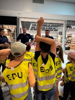 policjanci na spotkaniu z najmłodszymi