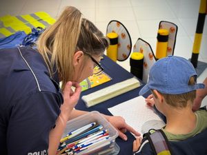 policjanci na spotkaniu z najmłodszymi