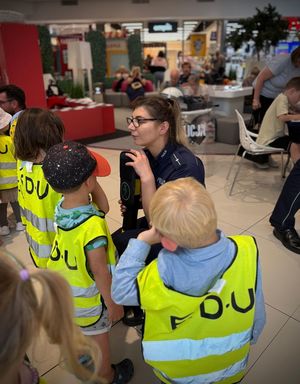 policjanci na spotkaniu z najmłodszymi