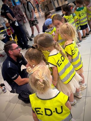 policjanci na spotkaniu z najmłodszymi