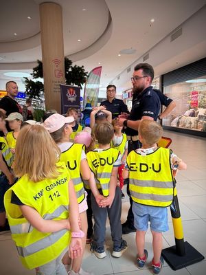 policjanci na spotkaniu z najmłodszymi