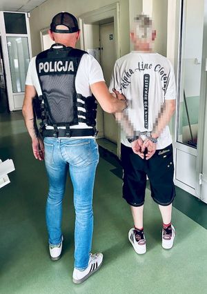 policjant z zatrzymanym