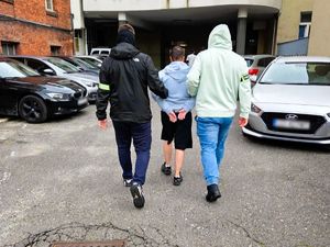 policjanci z zatrzymanymi