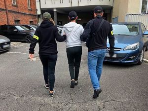 policjanci z zatrzymanymi