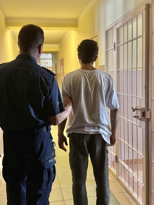 policjant z zatrzymanym