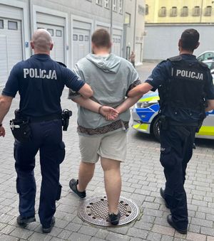 policjanci z zatrzymanym i środki odurzające