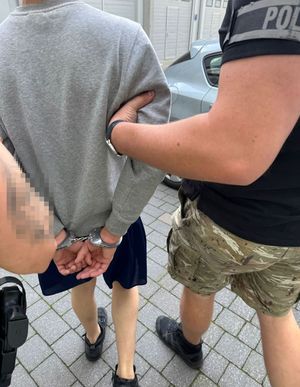 policjanci z zatrzymanym