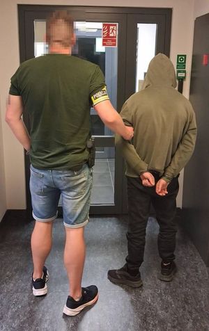 policjant z zatrzymanym