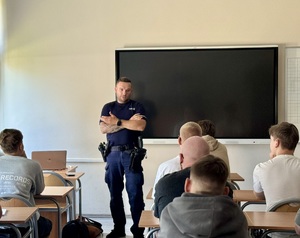 policjanci podczas pogadanki w szkole