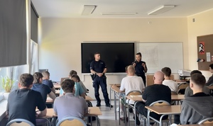 policjanci podczas pogadanki w szkole