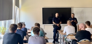 policjanci podczas pogadanki w szkole