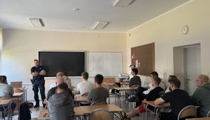 policjanci podczas pogadanki w szkole