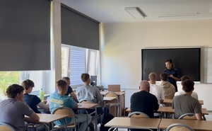 policjanci podczas pogadanki w szkole