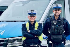 policjanci ruchu drogowego, którzy pomogli w dotarciu do szpitala