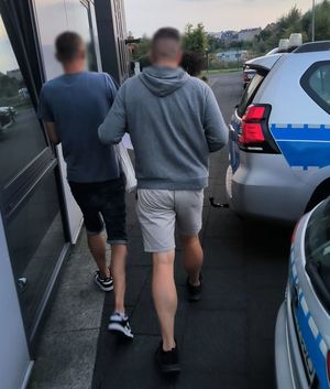 policjanci z zatrzymanym i odzyskany samochód