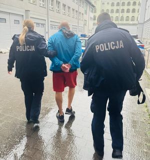 policjanci z zatrzymanym