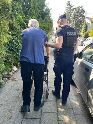 policjanci pomogli starszemu człowiekowi