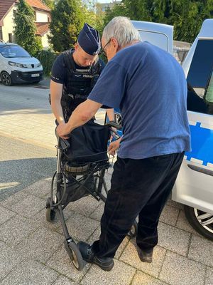 policjanci pomogli starszemu człowiekowi