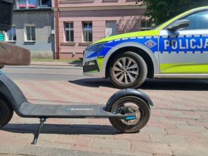 zdjęcie poglądowe o bezpiecznej jeździe na hulajnodze