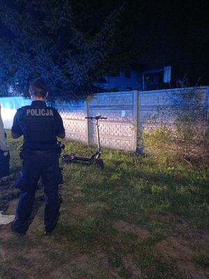 policjanci na miejscu zdarzenia z hulajnogą elektryczną