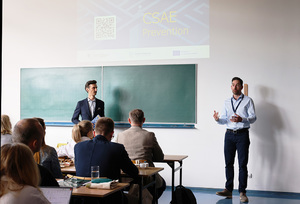 Podmiotem organizującym to międzynarodowe przedsięwzięcie była Polska Platforma Bezpieczeństwa Wewnętrznego
W spotkaniu projektowym uczestniczyli ponadto przedstawiciele partnerów projektu:
CBZC, PPBW, Norwegian Correctional Service, The Centre for Addiction and Mental Health (CAMH), Oslo University Hospital, Państwowa Komisja do spraw przeciwdziałania wykorzystaniu seksualnemu małoletnich poniżej lat 15, Deep Blue, Carleton University, University of the West of England, Lucy Faithfull Foundation, Simon Fraser University, Karolinska University, Vanglateenistus | Estonian Prison and Probation Service, Fundacja Dajemy Dzieciom Siłę, NUDZ, Hospital Center University De Montpellier, Johns Hopkins University, Charite Universitaetsmedizin Berlin, Deutsche Hochschule der Polizei, Helse Bergen Hospital, Saint Mary’s University.
Partnerzy projektu przedstawiali funkcjonalność platformy StepTo.Support, która ma na służyć przeciwdziałaniu wykorzystania seksualnego osób nieletnich w internecie. Przedstawione zostały poszczególne etapy realizacji przedsięwzięcia łącznie z wynikami badań oraz informacjami zwrotnymi od ekspertów. Spotkanie zostało zakończone dyskusją nad kanałami dotarcia do grupy docelowej oraz możliwościami kontynuowania projektu w przyszłości.