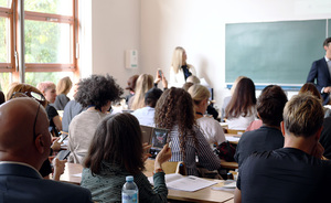 Podmiotem organizującym to międzynarodowe przedsięwzięcie była Polska Platforma Bezpieczeństwa Wewnętrznego
W spotkaniu projektowym uczestniczyli ponadto przedstawiciele partnerów projektu:
CBZC, PPBW, Norwegian Correctional Service, The Centre for Addiction and Mental Health (CAMH), Oslo University Hospital, Państwowa Komisja do spraw przeciwdziałania wykorzystaniu seksualnemu małoletnich poniżej lat 15, Deep Blue, Carleton University, University of the West of England, Lucy Faithfull Foundation, Simon Fraser University, Karolinska University, Vanglateenistus | Estonian Prison and Probation Service, Fundacja Dajemy Dzieciom Siłę, NUDZ, Hospital Center University De Montpellier, Johns Hopkins University, Charite Universitaetsmedizin Berlin, Deutsche Hochschule der Polizei, Helse Bergen Hospital, Saint Mary’s University.
Partnerzy projektu przedstawiali funkcjonalność platformy StepTo.Support, która ma na służyć przeciwdziałaniu wykorzystania seksualnego osób nieletnich w internecie. Przedstawione zostały poszczególne etapy realizacji przedsięwzięcia łącznie z wynikami badań oraz informacjami zwrotnymi od ekspertów. Spotkanie zostało zakończone dyskusją nad kanałami dotarcia do grupy docelowej oraz możliwościami kontynuowania projektu w przyszłości.