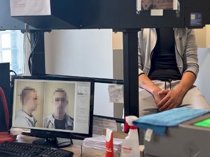 Policjanci zatrzymali 17-latka, który strzelał z wiatrówki i uszkodził przystanki oraz samochód.