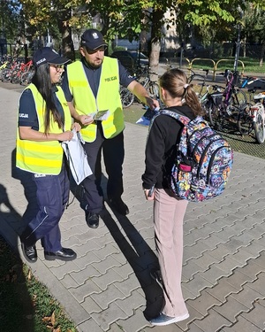 Policjanci promują bezpieczną jazdę na rowerach i hulajnogach elektrycznych.