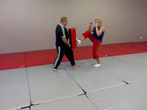 Policjanci z Gdyni szkolą z ratowników medycznych z samoobrony.