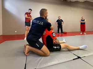 Policjanci z Gdyni szkolą z ratowników medycznych z samoobrony.