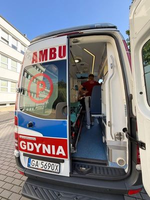 Policjanci z Gdyni szkolą z ratowników medycznych z samoobrony.