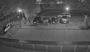 zdjęcia z monitoringu jednostki i ręce w kajdankach