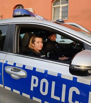 policjanci wynieśli mężczyznę z płonącego mieszkania