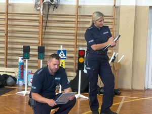 policjanci o bezpieczeństwie rozmawiali z dziećmi