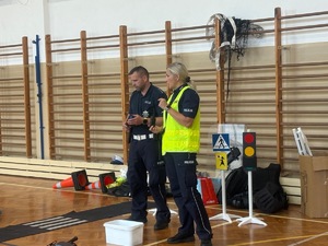 policjanci o bezpieczeństwie rozmawiali z dziećmi