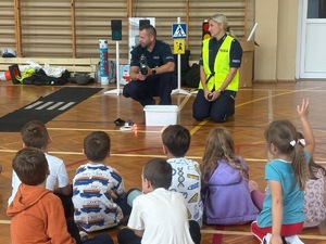 policjanci o bezpieczeństwie rozmawiali z dziećmi