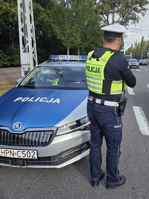 drogówka kontroluje prędkość.