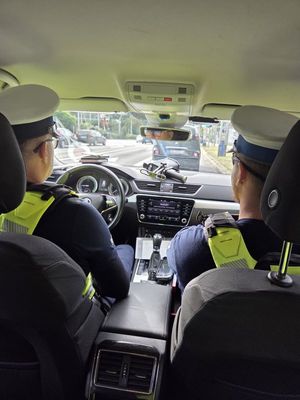 drogówka kontroluje prędkość.