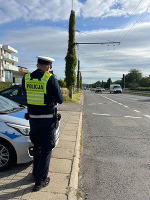 drogówka kontroluje prędkość.