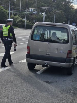 drogówka kontroluje prędkość.