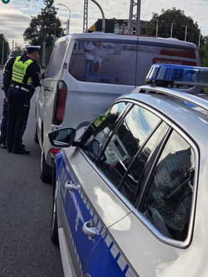 drogówka kontroluje prędkość.