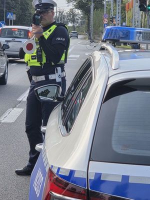 drogówka kontroluje prędkość.