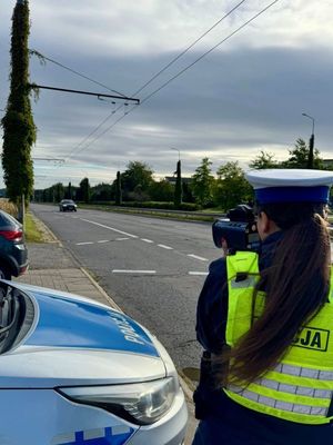 drogówka kontroluje prędkość.