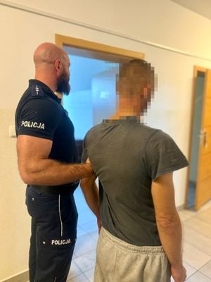 policjant z zatrzymanym