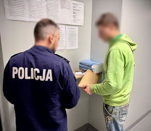 policjant z zatrzymanym
