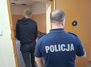 policjant z zatrzymanym