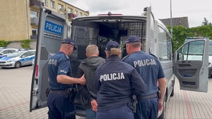 policjanci z zatrzymanym