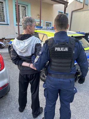 Za namową żony zgłosił się do komendy