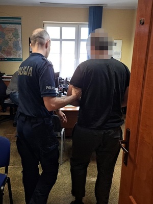 Dwóch poszukiwanych trafiło za kratki. Za jednym wystawiono dwa listy gończe. Drugi, zanim zostanie przewieziony do więzienia, stanie przed sądem w trybie przyspieszonym.