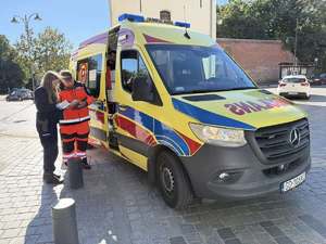 policjantka pomogła poszkodowanej seniorce